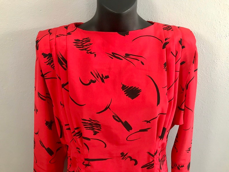Vintage Liz Claiborne-klänning – Petite, storlek 2 XS, röd svart miniklänning med axelvaddar, 1990-talsmode. bild 2