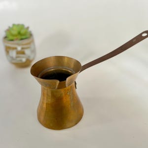 Cafetière turque vintage en laiton Cezve avec long manche et bec verseur LAITON massif rivets en cuivre sur le dessus de la cuisinière, décor chauffe-beurre au lait et au café.