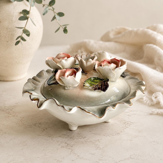 Vintage italienische Porzellanschale mit Deckel, rosa Rosen, gerüschten Rändern und Füßen – Dekorative Blumenbox