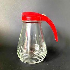 Vintage Sirupkrug mit rotem Plastik & Chromdeckel – Midcentury Diner Milchkännchen, Ahornsirupflasche, Retro Küchendeko