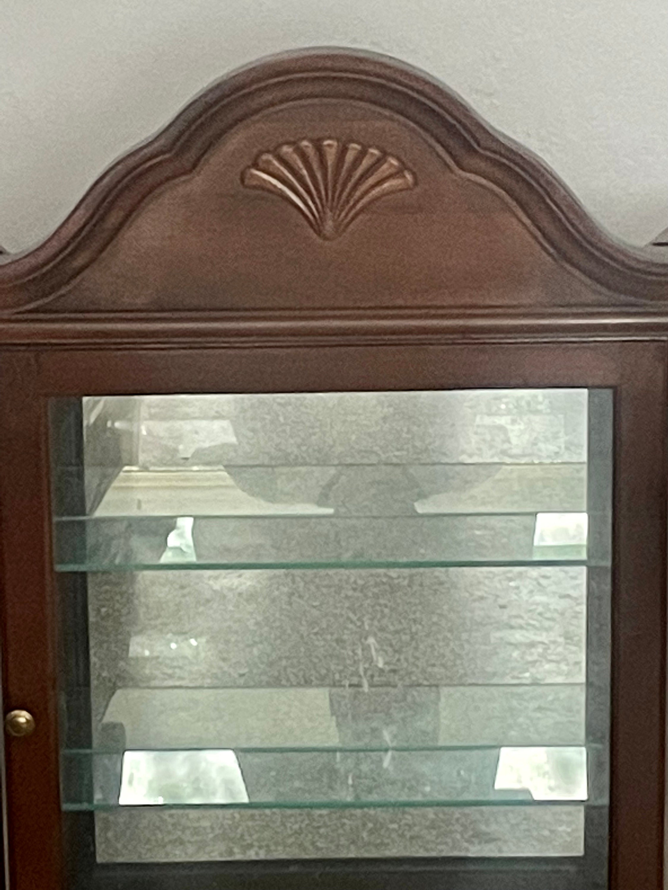Pulaski glass sale curio cabinet