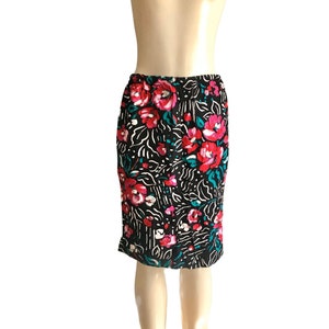 Vintage Black Pencil Skirt with Large Pink & Red Roses – Size 10 M – Floral Knee-Length Skirt – 1980s/90s Romantic Cottagecore Style