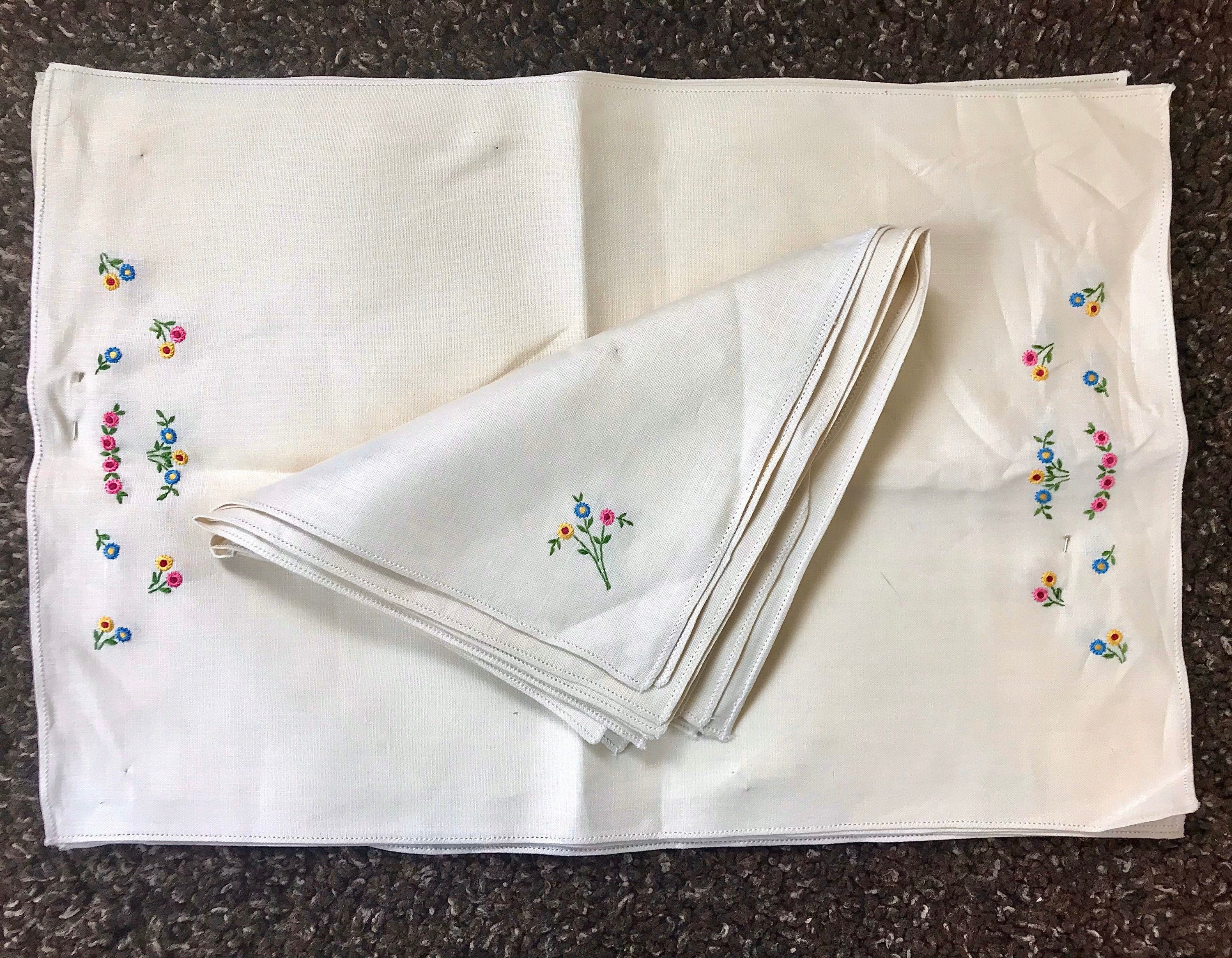 Vintage Yellow Linen Dinner Napkins with White Embroidered Dots - Set – In  The Vintage Kitchen Shop