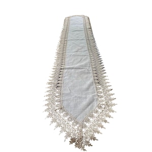 Vintage Bella Lux Linen Table Runner – Hand-Embroidered Floral with Hollow Lace Edge – Beige/Tan