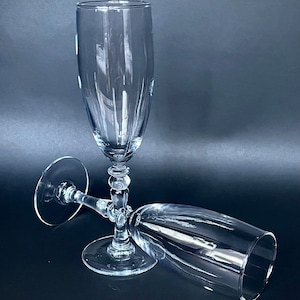 CRISTAL D'ARQUES-DURAND のヴィンテージ フルート シャンパン グラス 2 個セット。コルティーナ パターン。結婚式の乾杯のお祝い、新郎新婦へのギフト、バーの装飾。