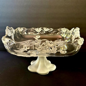 Vintage Footed Square Schüssel im Frühlings-Medley-Muster von Mikasa Clear & Frosted Raise Blumen Kuchenteller Herzstück Hochzeitsdeko Geschenk.