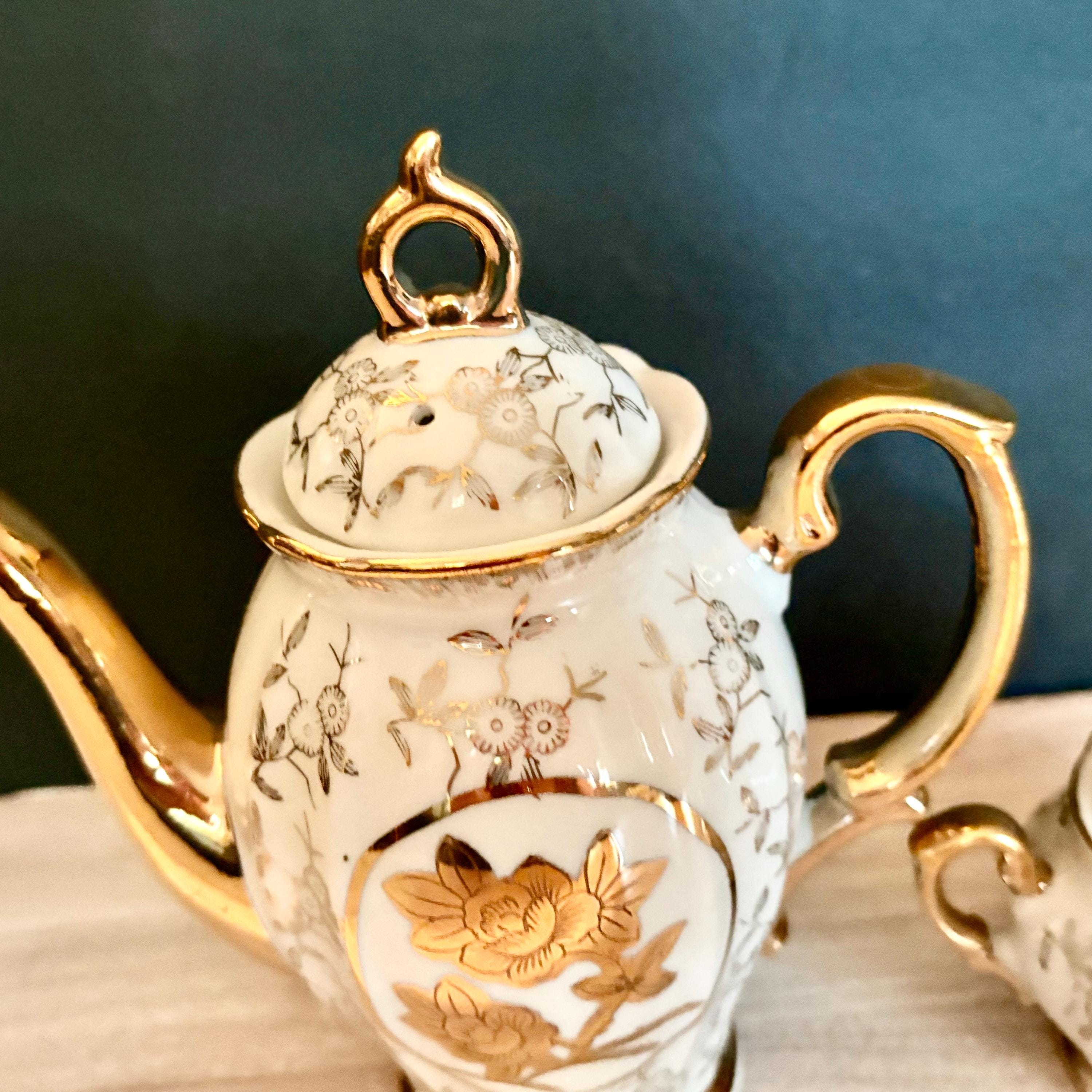 ヴィンテージの日本製磁器ティーポットセット：金彩花柄、1960年代