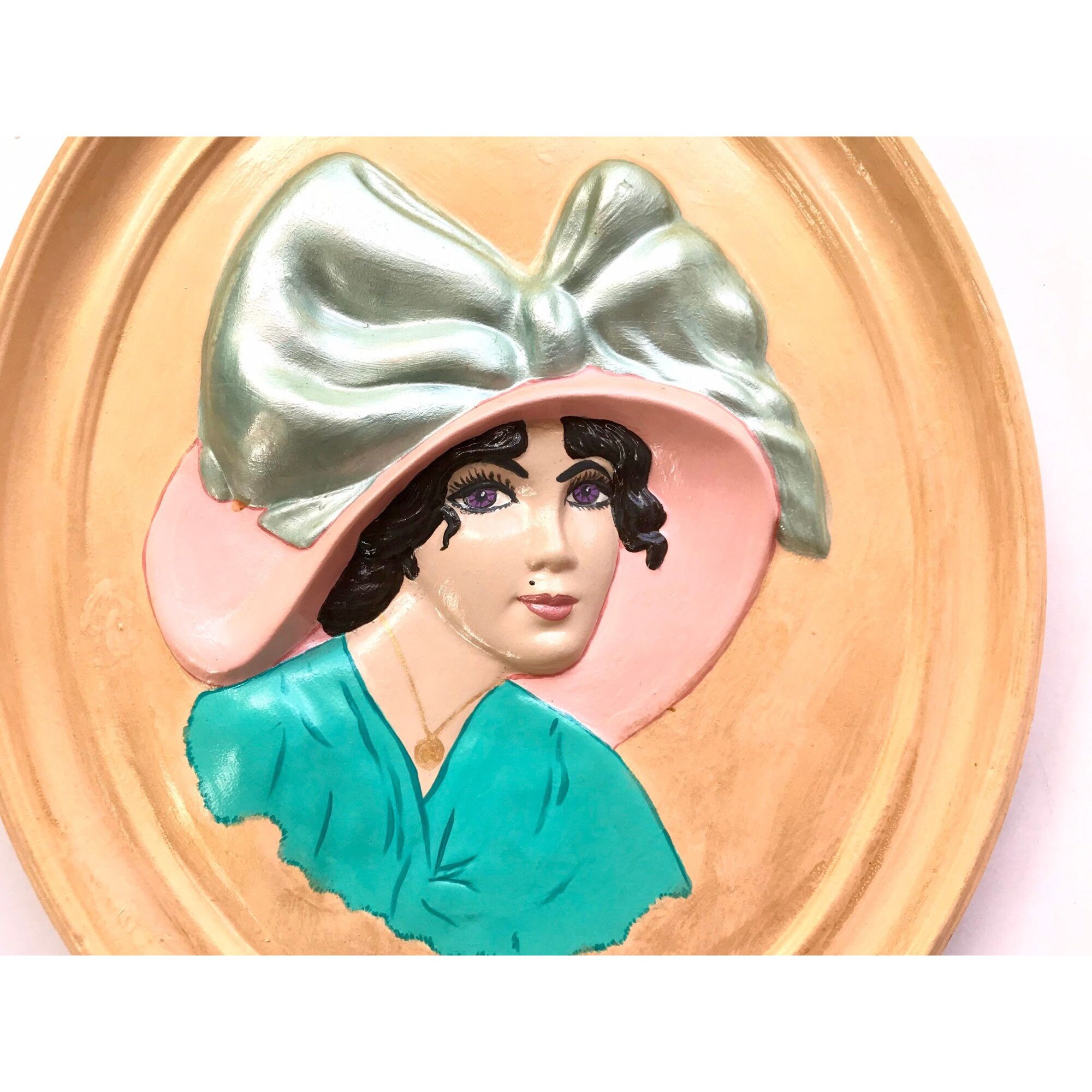 ヴィンテージ オーバル セラミック 壁掛け – 帽子をかぶった女性