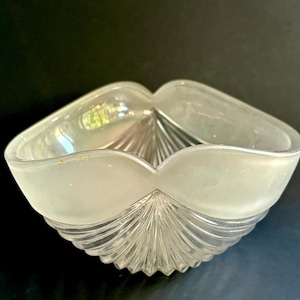 Vintage geribbelde kristallen schaal – satijnen matte bovenkant en heldere basis, schaal in moderne Bleikristall-stijl uit het midden van de eeuw, 6,25" lang