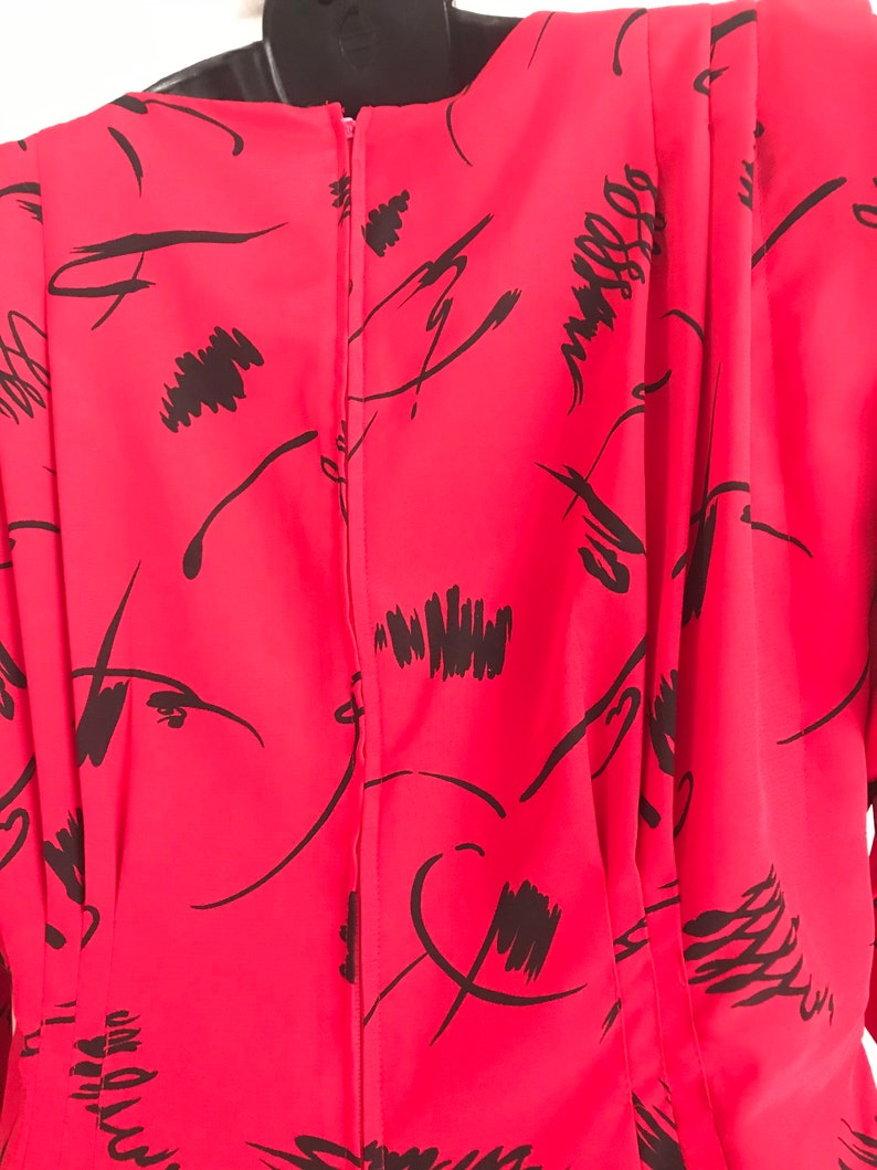 Vintage Liz Claiborne-klänning – Petite, storlek 2 XS, röd svart miniklänning med axelvaddar, 1990-talsmode. bild 6