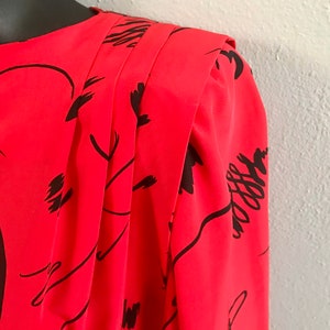 Vintage Liz Claiborne-klänning – Petite, storlek 2 XS, röd svart miniklänning med axelvaddar, 1990-talsmode. bild 3