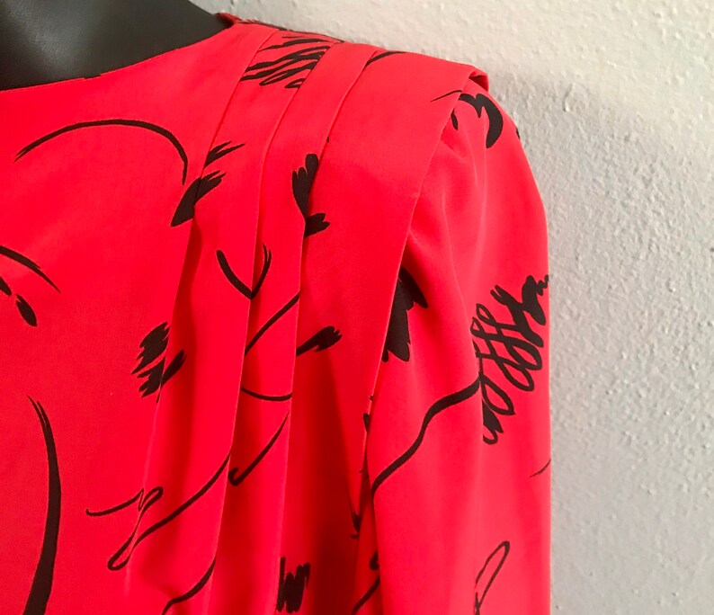 Vintage Liz Claiborne-klänning – Petite, storlek 2 XS, röd svart miniklänning med axelvaddar, 1990-talsmode. bild 3