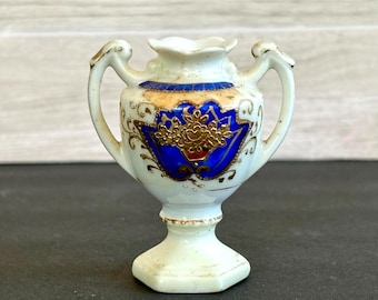 Vintage miniatuur porseleinen vaas met handgrepen – handgeschilderd goud en koningsblauwe accenten – Made in Japan – 2,25"