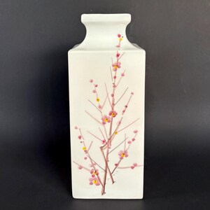 ビンテージ陶器の花瓶に手描きの桜の花、ピンクの桜の装飾と茶色の枝、アジア風日本の装飾ギフト。