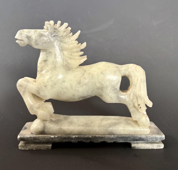 中国美術　砡製　玉石　翡翠　馬　彫刻　台座付　置物　幅約28cm 中国美術 砡製 玉石 翡翠 馬 彫刻 台座付 置物 幅約28cm ヴィンテージ彫刻