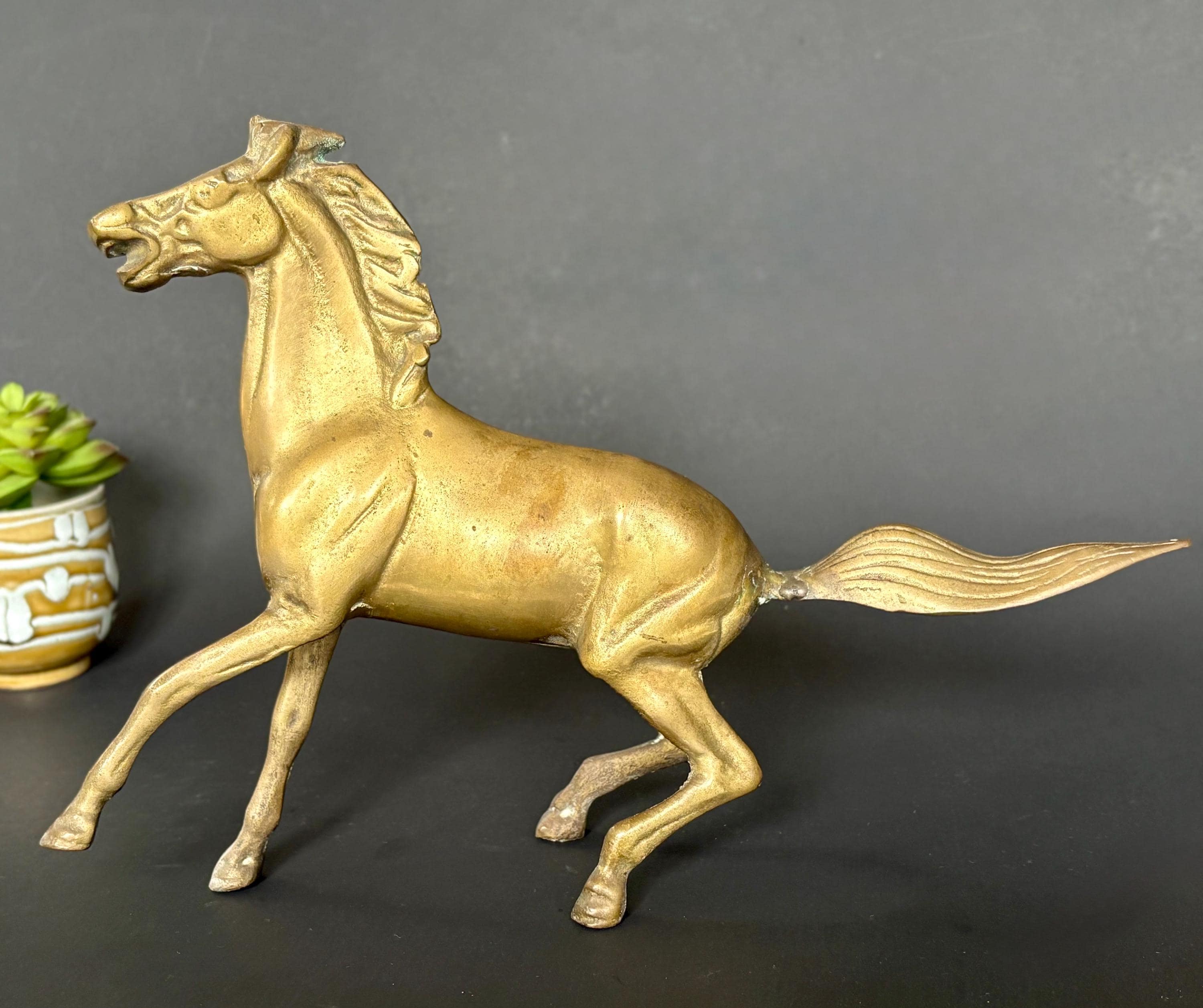 ヴィンテージ真鍮製馬の彫刻 - 大型真鍮製疾走馬像（11インチ x 8