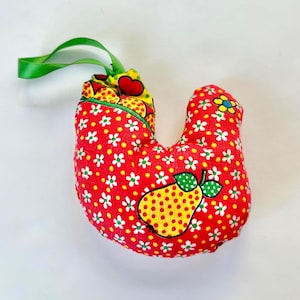 Vintage Handmade Hen Pin Cushion Ornament – Pear & Floral Fabric Patchwork – Farmhouse Decor Bird