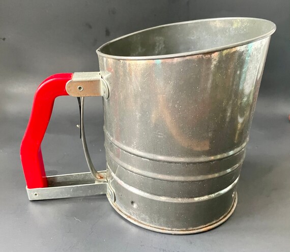 Setaccio per farina vintage grande con manico rosso, setaccio a mano della  metà del secolo con manico rosso gadget da cucina retrò Manico spremuto  Setacciare la farina 5 tazze. -  Italia