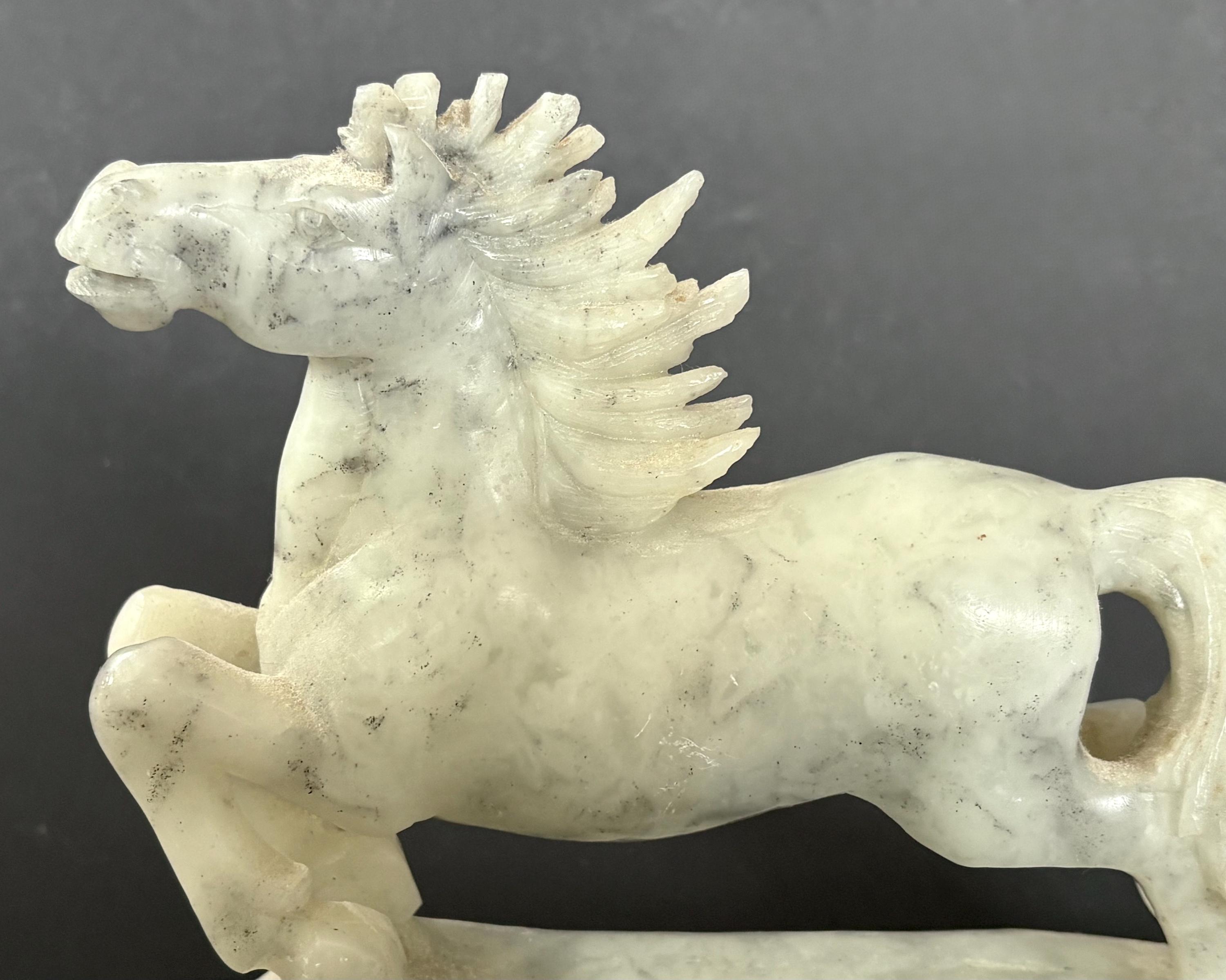 ヴィンテージ彫刻の翡翠馬彫刻 - 中国製 - 石の台座に走る馬