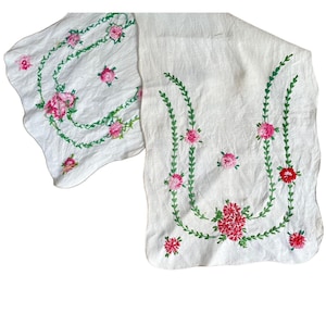 Vintage handbestickter Tischläufer - rosa Blumen & grüne Blätter, Bogenkanten, 38 ""Leinen - Cottagecore Dekor."