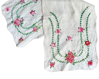 Camino de mesa vintage bordado a mano - Flores rosas y hojas verdes, bordes festoneados, lino de 96 cm - Decoración cottagecore