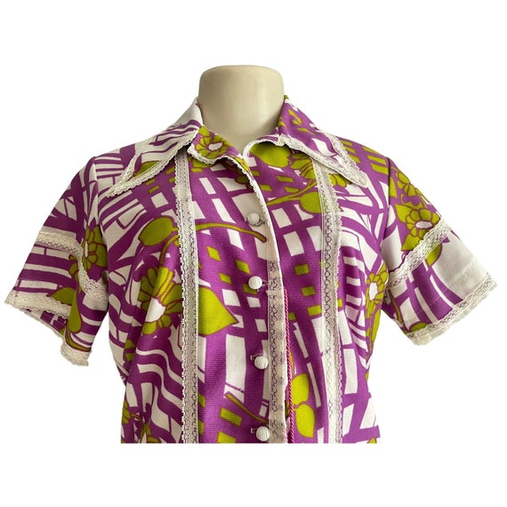 Vintage 70s Lounging Shirt with Short Sleeves & L… - image 3