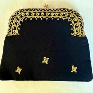 Vintage schwarze Clutch mit Goldstickerei – Abendtasche, Mid-Century Geldbörse, formelle Accessoire - formelle Handtasche