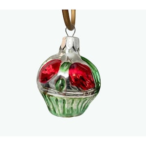 Decorazione natalizia vintage in vetro con cesto di fiori: rose rosse in un cesto verde, regalo di decorazioni natalizie antiche.