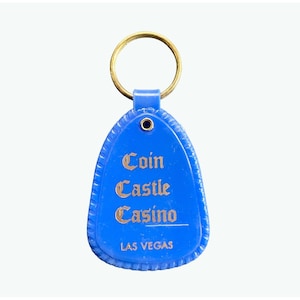 Nyckelring med vintagemynt från Castle Casino i Las Vegas – blå plast med initialer MB – souvenirnyckelring för samlarobjekt