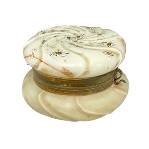 Pot à poudre antique en verre opalin avec repose-ondes – C.F. Monroe Helmschmied Swirl - Boîte à charnière florale en émail - Décoration de vanité victorienne - LIRE