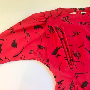 Vintage Liz Claiborne-klänning – Petite, storlek 2 XS, röd svart miniklänning med axelvaddar, 1990-talsmode. bild 9