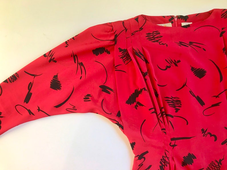 Vintage Liz Claiborne-klänning – Petite, storlek 2 XS, röd svart miniklänning med axelvaddar, 1990-talsmode. bild 9