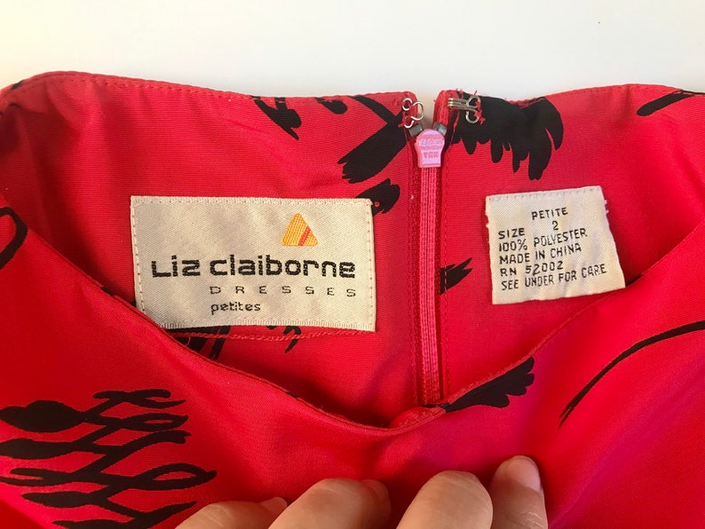 Vintage Liz Claiborne-klänning – Petite, storlek 2 XS, röd svart miniklänning med axelvaddar, 1990-talsmode. bild 10