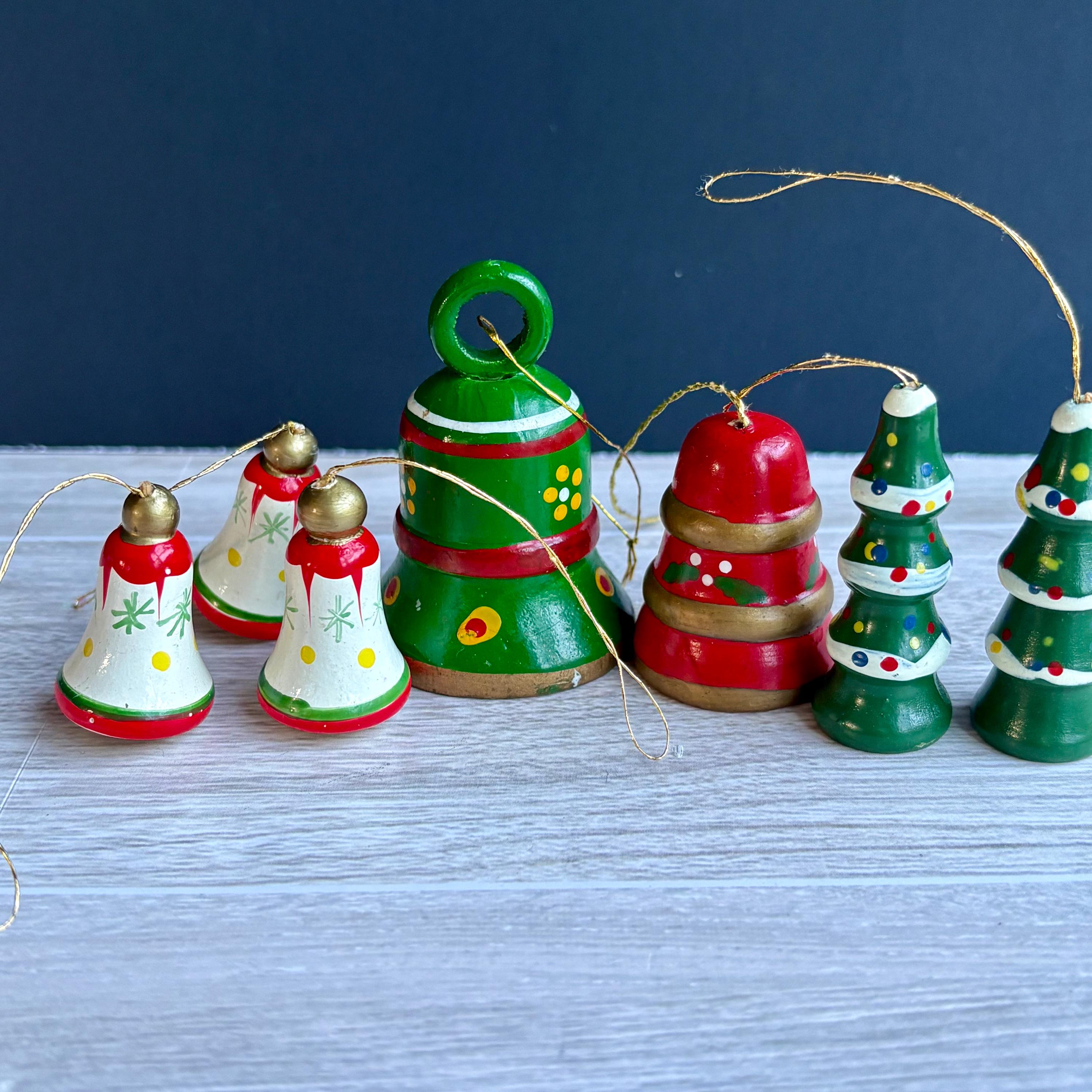 ヴィンテージ木製オーナメント 7個セット - ベルとツリーの手描き