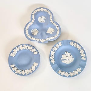 Vintage wedgwood jaspis aardewerk lichtblauwe asbakken APART VERKOCHT Clubvorm en rond midcentury retro klassiek decor gemaakt in Engeland cadeau.