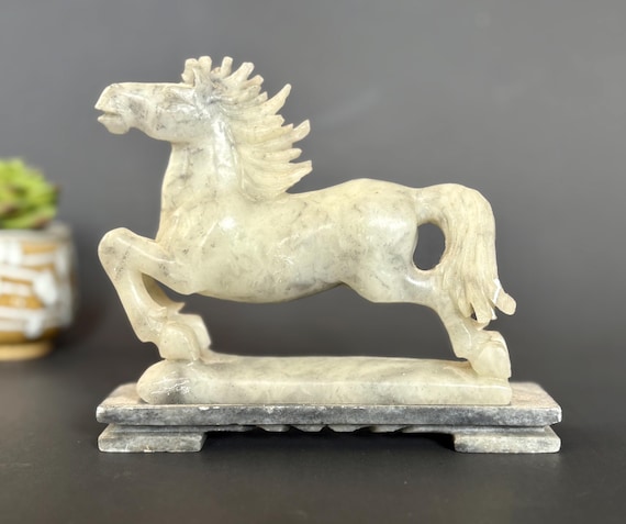 ヴィンテージ彫刻の翡翠馬彫刻 - 中国製 - 石の台座に走る馬