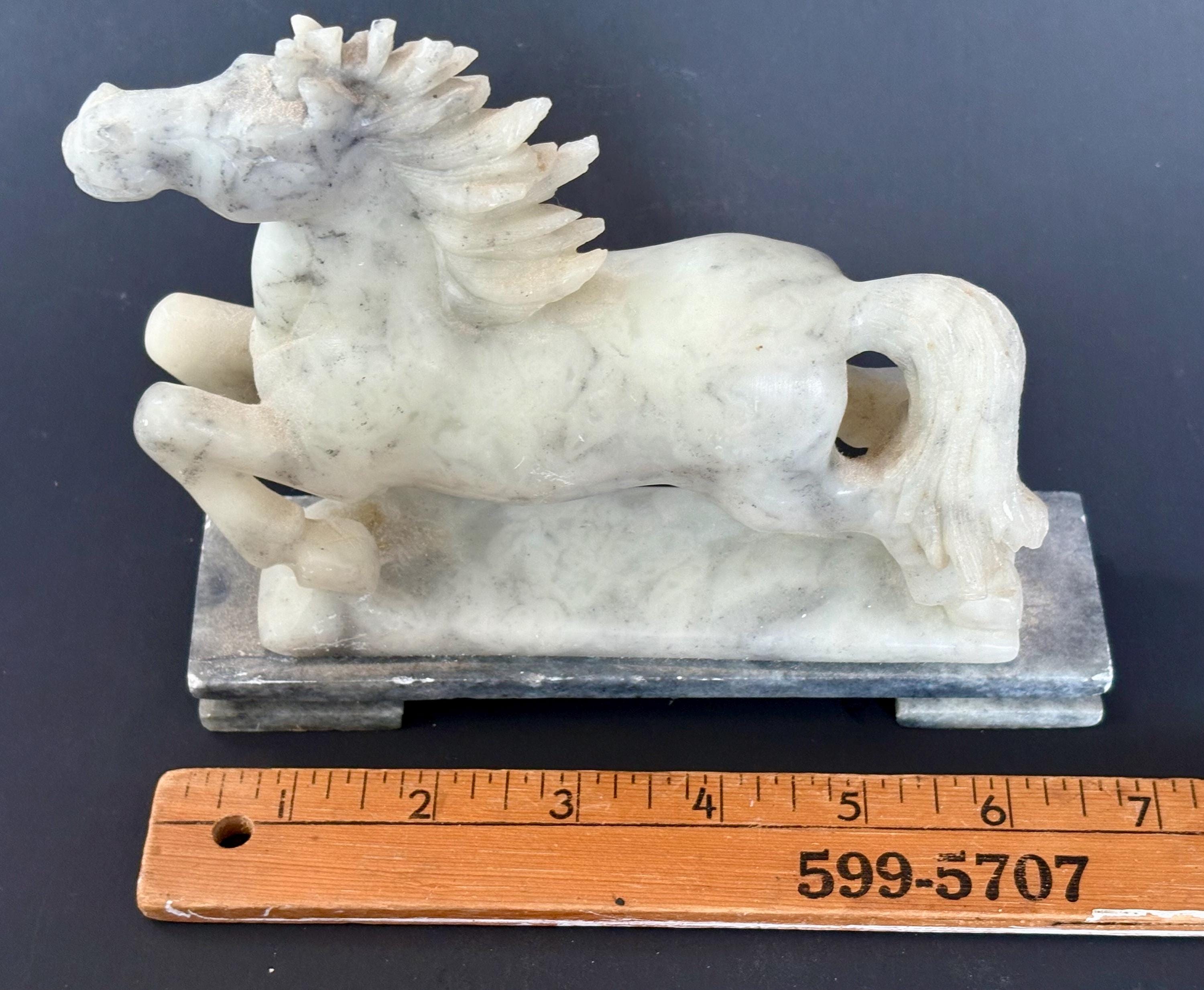 ヴィンテージ彫刻の翡翠馬彫刻 - 中国製 - 石の台座に走る馬