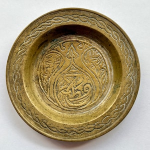 Vintage Middle Eastern Brass Plate – Islamic Trinket Dish with Arabic Calligraphy & Geometric Motifs – 3.5&quot; Handmade Decorative Plate