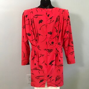 Vintage Liz Claiborne-klänning – Petite, storlek 2 XS, röd svart miniklänning med axelvaddar, 1990-talsmode. bild 5