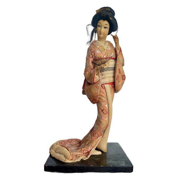 Poupée Geisha Oiran japonaise vintage avec robe kimono en brocart et éventail avec problèmes de condition LIRE LA DESCRIPTION voir photos Objet de collection japonais.