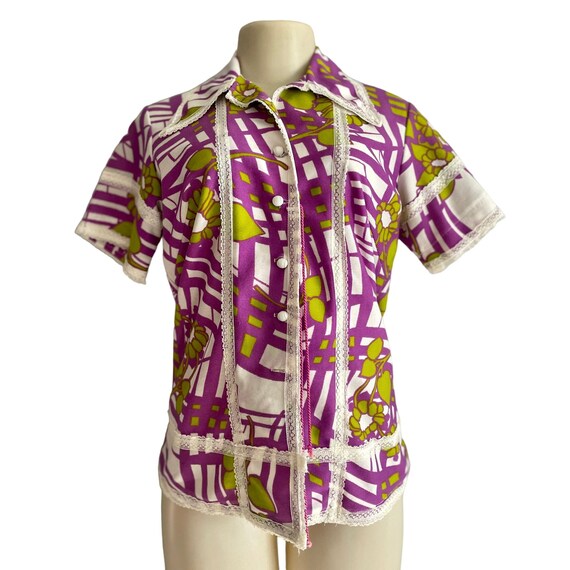 Vintage 70s Lounging Shirt with Short Sleeves & L… - image 2
