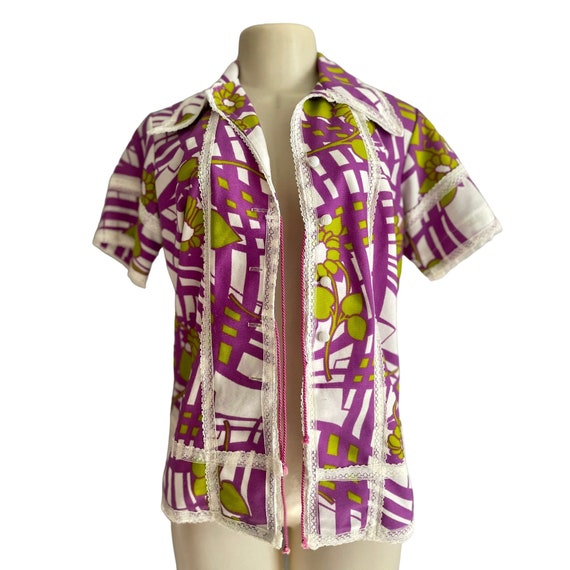 Vintage 70s Lounging Shirt with Short Sleeves & L… - image 9