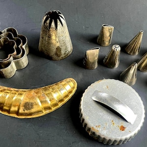 Lote de repostería vintage, cortadores de galletas de metal y boquillas para glaseado Wilton, 14 piezas