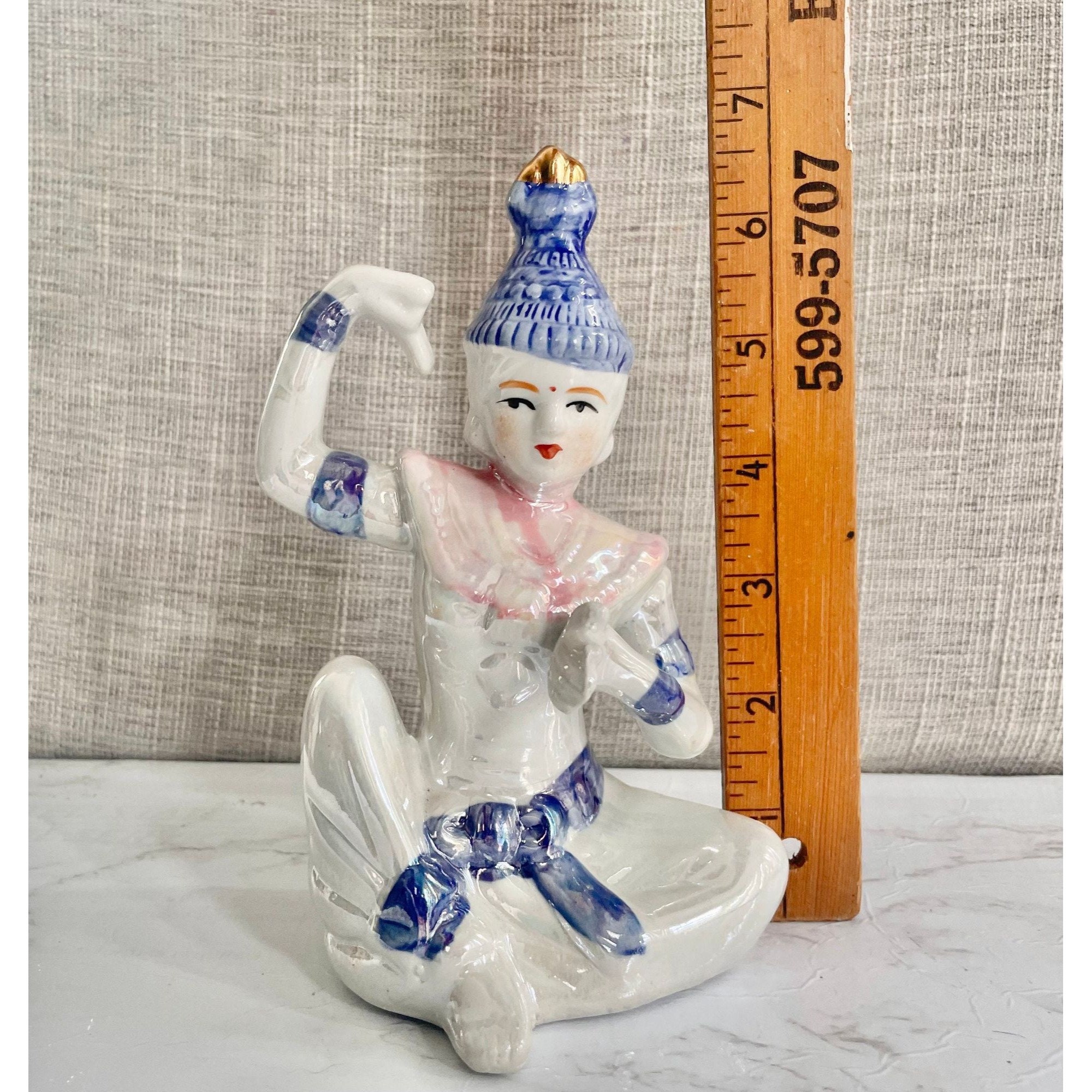 ヴィンテージタイの踊る仏像 – 青と金のディテールが施された虹色の