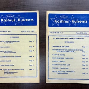 Könnte beinhalten: Zwei gelbe und blaue Zeitschriftencover mit dem Titel "Kashrus Kurrents" und dem Text "Volume XII No. 3 Winter 5752-1992" und "Volume XIII No. 1 Herbst 5753-1992". Die Cover listen den Inhalt der einzelnen Ausgaben auf, darunter Artikel über zertifizierten Stahl, Ofen-Kashrut, Müsli, Süßigkeiten und Pizza.