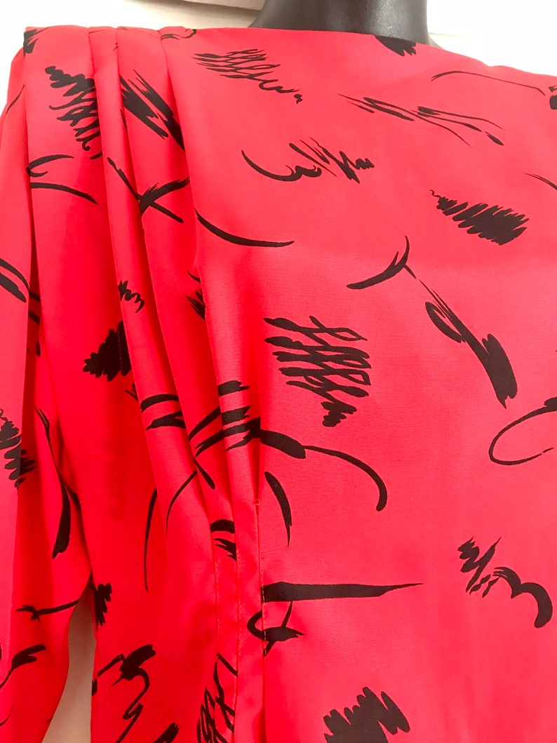 Vintage Liz Claiborne-klänning – Petite, storlek 2 XS, röd svart miniklänning med axelvaddar, 1990-talsmode. bild 4