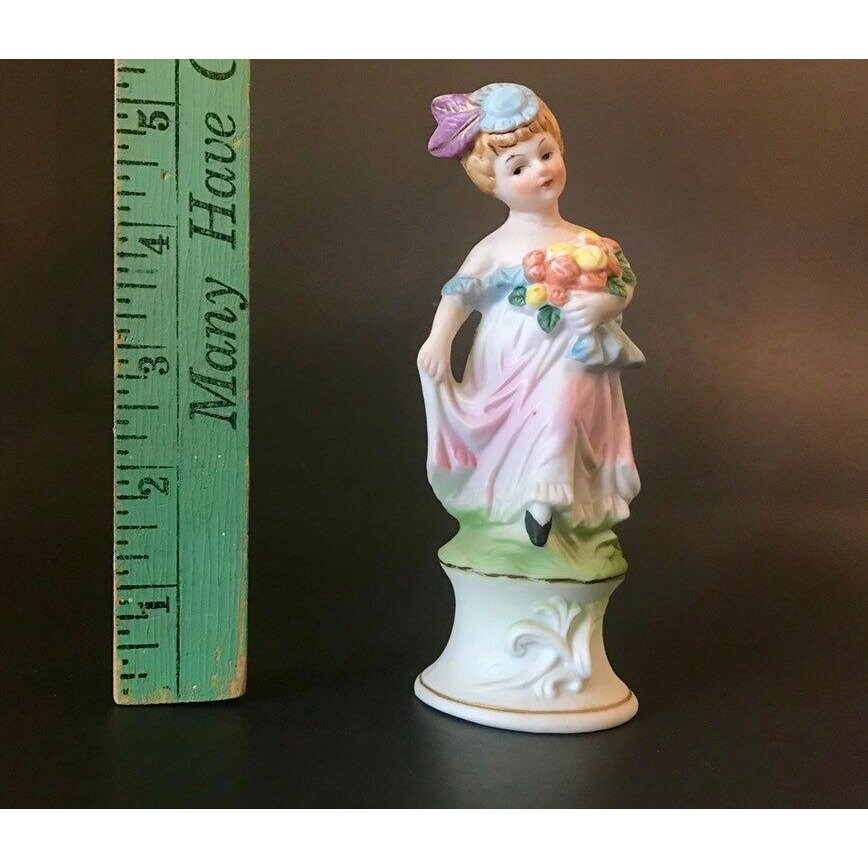 ヴィンテージのビスク製女性像 - 花を添えた手描きの陶器の女性像