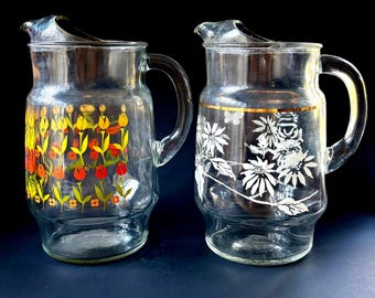 Jarras de vidrio vintage de los años 50 con diseño floral y volutas de labios helados. Jarra extragrande de 25 cm para té helado o limonada de mediados de siglo. Se vende por unidad.