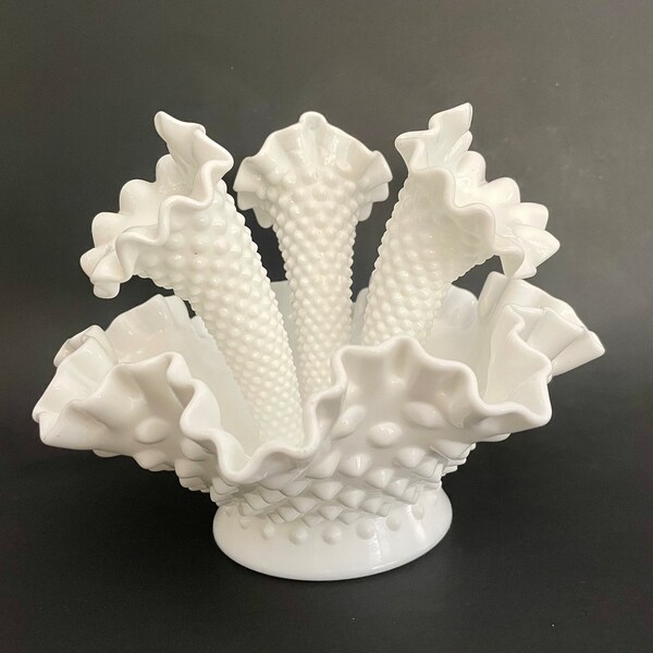 vintage Fenton Hobnail Lait Verre Epergne 3 cornes Vase Floral Centre de table Bol Grand décor Mid-Century blanc Décoration cadeau pour centre de table.