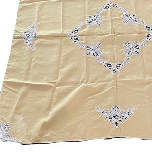 Tovaglia vintage in lino con inserti in pizzo, quadrata, in giallo senape e bianco, 48 pollici, decorazione da tavolo da gioco, tovaglia con applicazioni in pizzo, regalo.